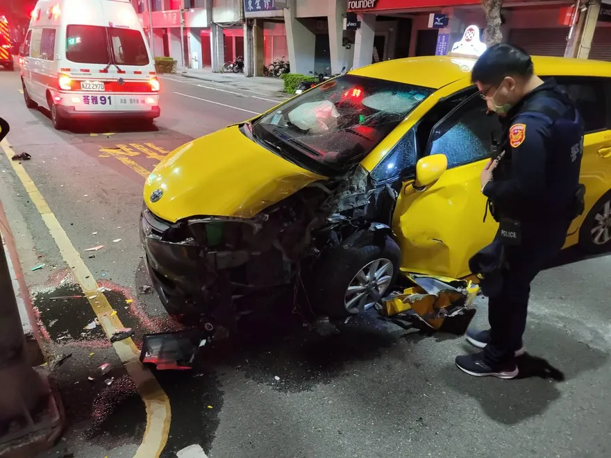 累了嗎？計程車自撞分隔島　運將「傻坐路邊」疑疲勞駕駛肇禍