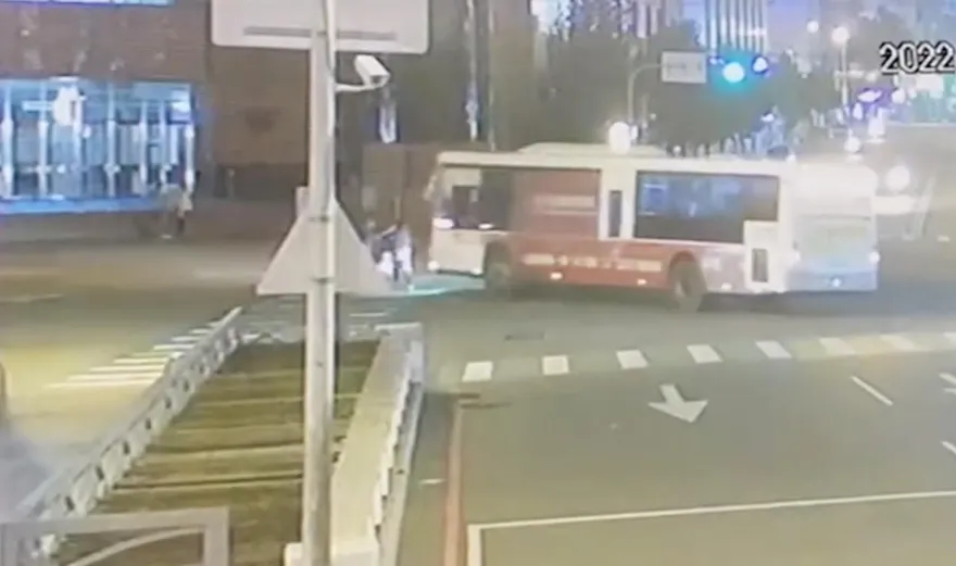 台中公車撞死母子！妻推夫救子遭拖行…心碎影像曝光！