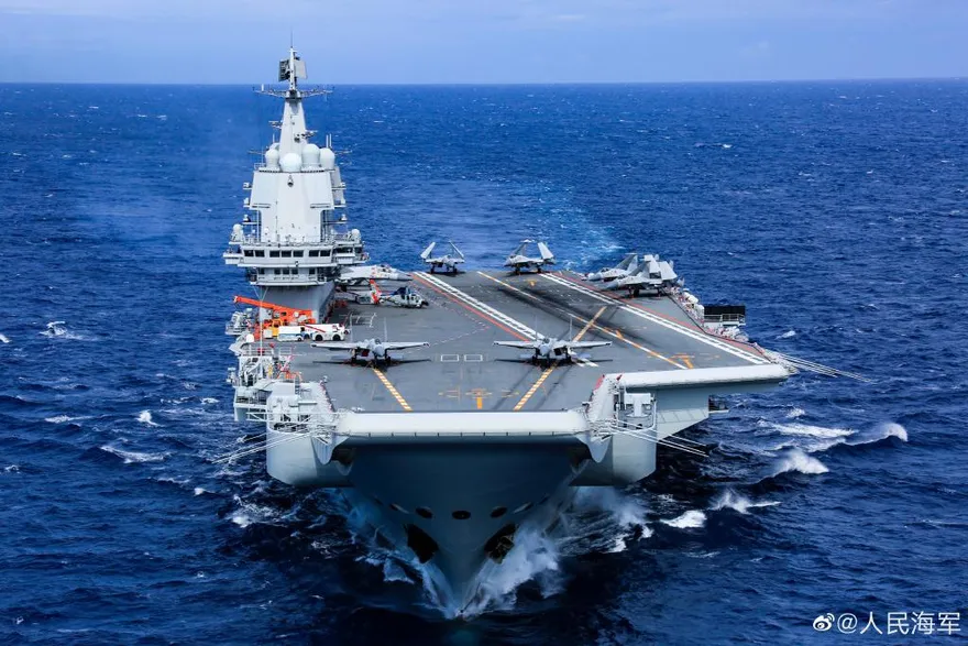 海空分進！殲-11南海攔截美偵察機同日　陸航母「山東艦」模擬攻擊美艦編隊