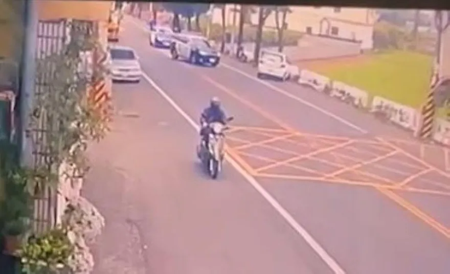影/雲林男攜毒拒捕還想襲警！追捕自撞護欄…遭警轟1槍就範