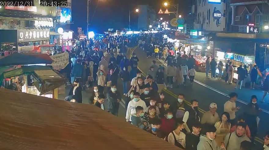 迎接2023年曙光！墾丁大街跨年夜「擠沙丁魚」　人潮爆滿攤販樂歪