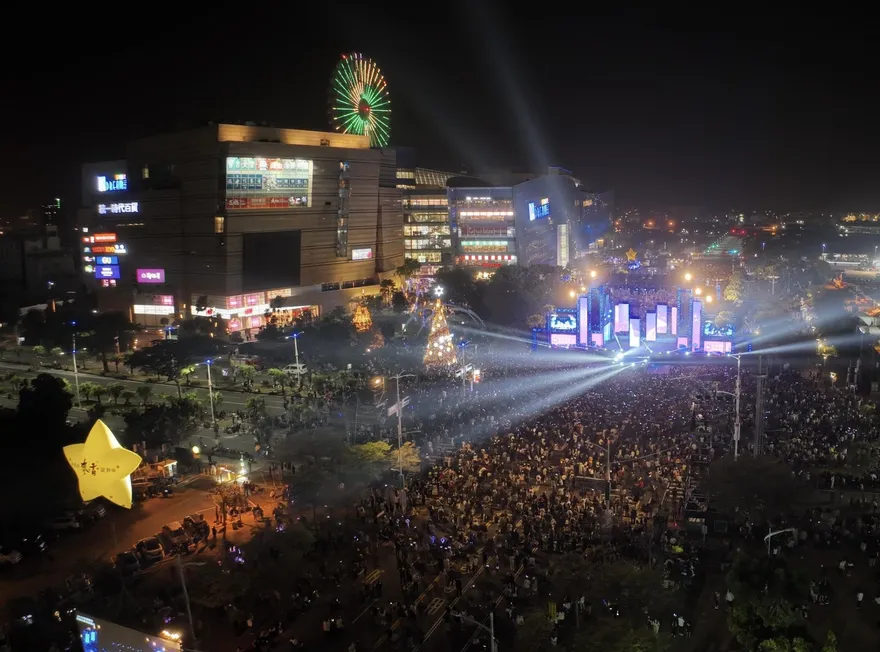 「亞灣未來市」越夜越嗨！高雄夢時代人數接近20萬　現場歡呼聲不斷