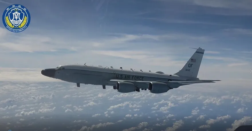 影/解放軍公佈影片反控美偵察機危險「擠壓」！南部戰區：顛倒黑白、倒打一耙