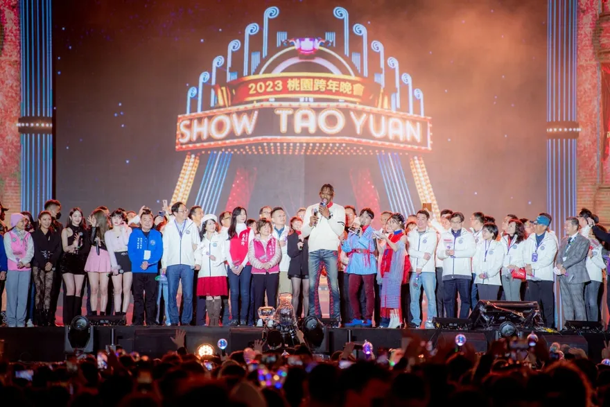 魔獸桃園跨年嗨唱〈We Are the World〉　 VIVIZ辣秀美腿小蠻腰