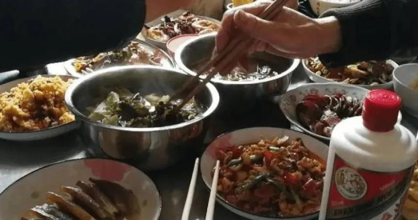 吃壽宴想回本！隨禮1.3萬喝光「整瓶30年茅台」　小伙剛想走卻被堵：去哪？