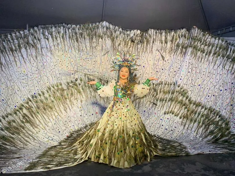 白冰冰「大絕孔雀裝」詮釋〈First Love〉被推爆　羅志祥雨中non-stop20分鐘濕跳