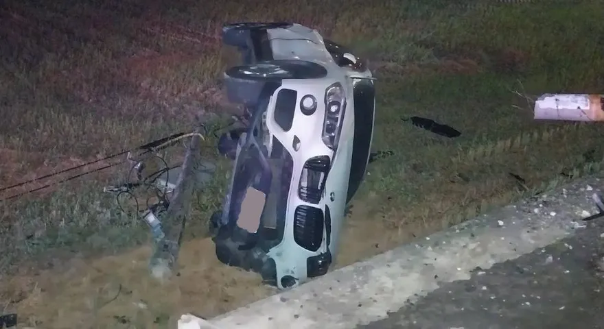 影/「連車帶電線桿」摔進田！苗栗元旦清晨車禍　BMW逆撞2車