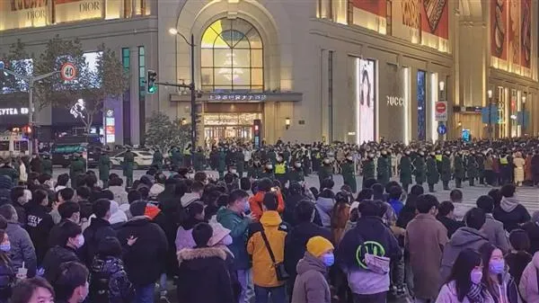 影/外灘跨年再現武警「拉鍊式人牆」　陸研究：北上廣渝感染近尾聲