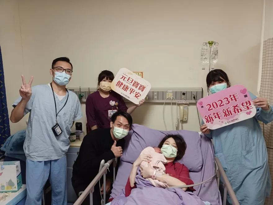 元旦寶寶誕生！台中醫院贈「金兔娃娃」求好運
