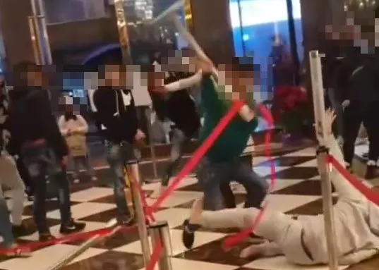 影/元旦就開打！一句「看X小」爆怒火…紅龍柱當球棒揮