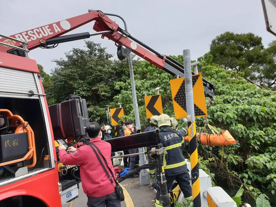 快訊/北市單車女騎士衝下2層樓邊坡！警消緊急吊掛救援
