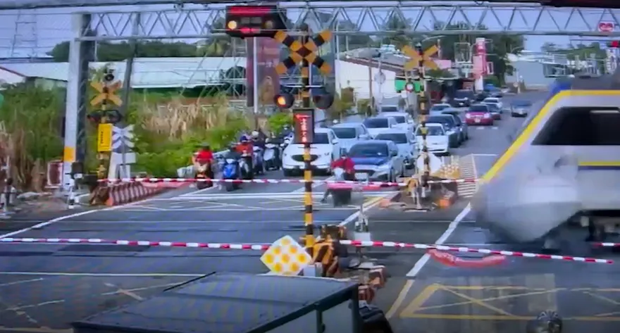 急什麼？台南騎士數次衝撞平交道遮斷桿　火車鳴笛也沒用