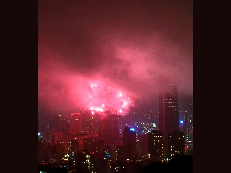 搶拍101跨年煙火…他爬象山苦等12小時　竟拍到「末日景象」