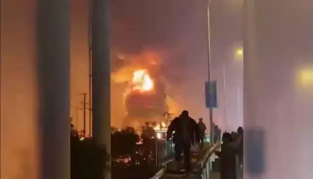 影/樂極生悲！烈焰沖天燃爆電纜冒火球…跨年夜放煙火引發「火燒橋」