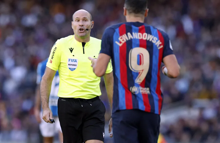 惹毛梅西還不夠！單場再發17張牌　西班牙主審犯眾怒