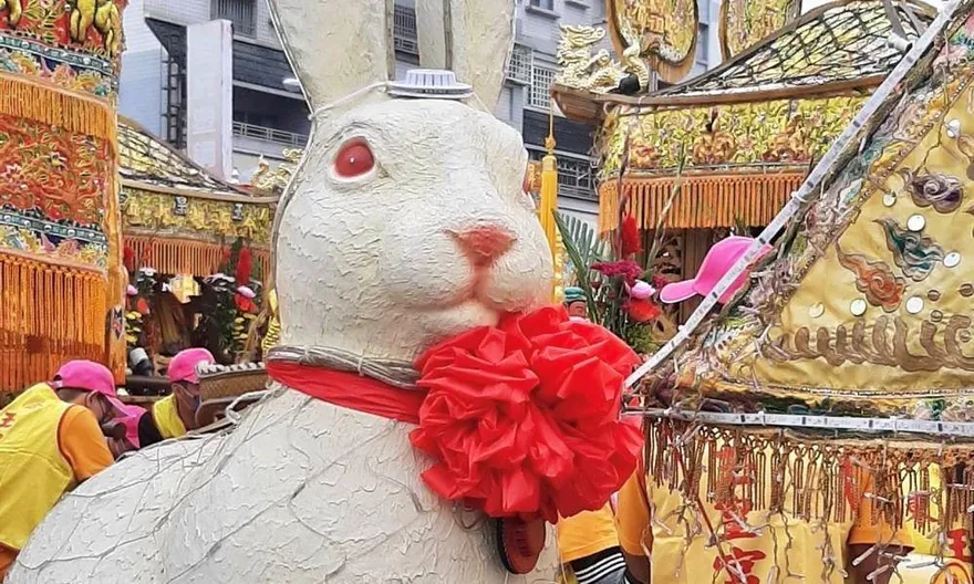 屏東街頭超吸睛！玉皇宮出動近百神轎繞境祈福　兔神像引民眾搶拍