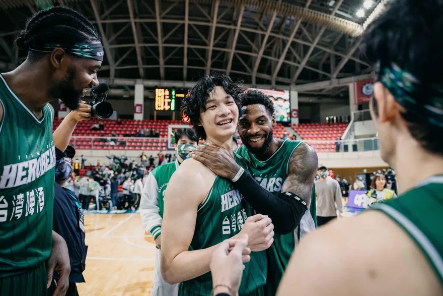 台灣柯神！李啓瑋狂飆平聯盟本土紀錄9記三分彈　英熊神奇逆轉勝獵鷹