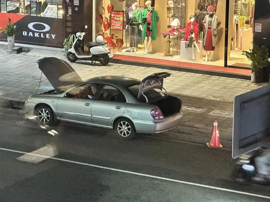 違停新境界？紅線臨停自備三角錐　網笑：機會是留給有準備的人