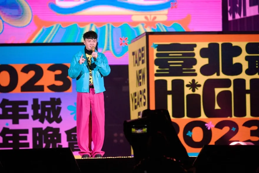 許富凱跨年唱一半「發生驚險插曲」！事後吐「內心求眾神明保佑」　網讚：根本沒影響