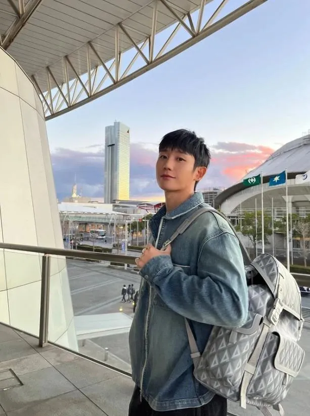 帥炸了！丁海寅全套LV帥氣現身桃園機場　晚上將出席101活動