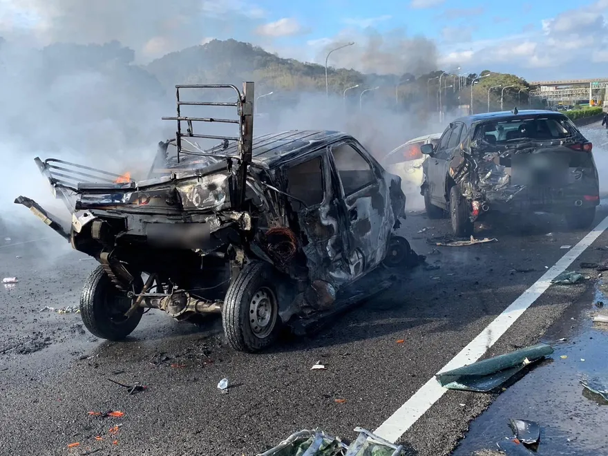 快訊/國3寶山段南向全線封閉！5車連撞「小貨車起火」…3輛車慘淪廢鐵