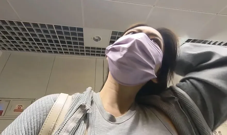 影/自創邪惡視角…爽看超兇正妹！點亮車頭燈「無罩」漫步北捷　實在好害羞