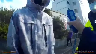 影/紅眼醉男停等紅燈竟「睏去」！ 阿sir敲車窗還加速逃逸…下場慘