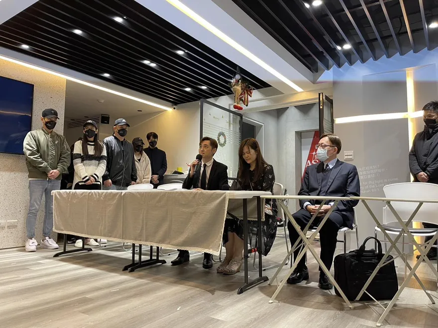 宋逸民記者會「全程跟稿唸」！陳維齡「皺眉、捂臉」成焦點　網諷：哭不出就閉眼