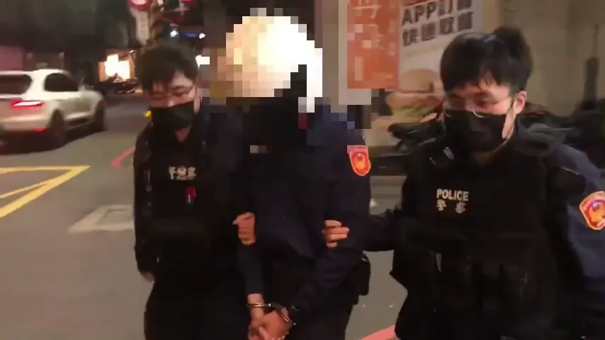 影/還在玩跨年扮裝趴？新北新莊警逮街頭指揮交通「假阿sir」　制服配備攏總有