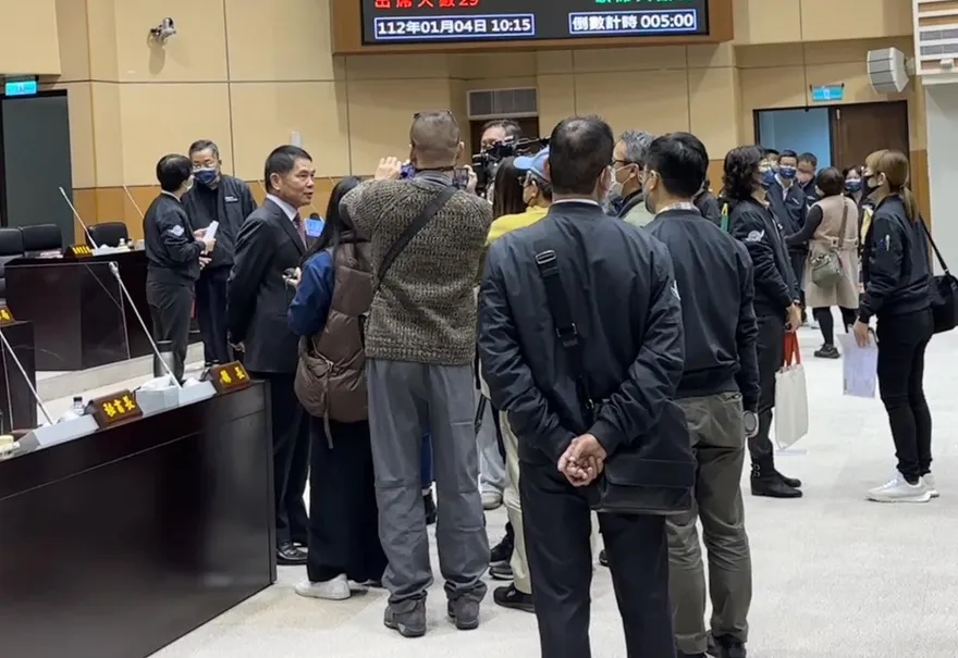 苗栗就是狂？議會開議1分鐘就結束　網友諷：泡麵都泡不熟