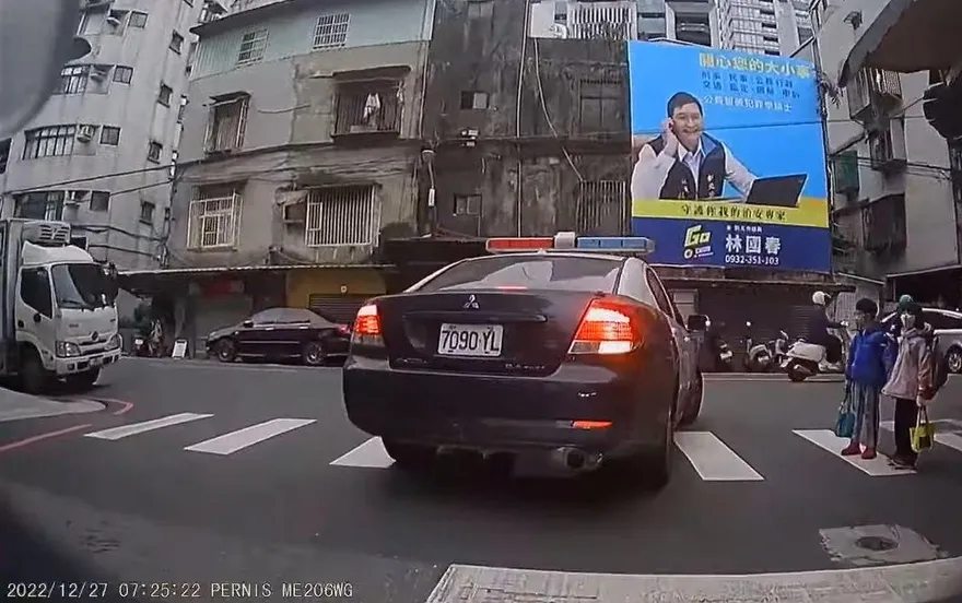 警車沒禮讓學童？畫面曝光網友怒批　新北警方說話了