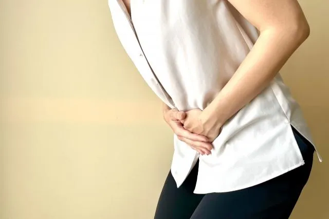 嫩妹嚴重腹痛就醫　檢查驚見「私密處流出臭膿！」醫嚇壞：卵巢都爛了