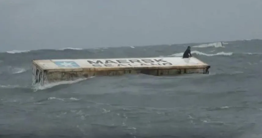 影/貨輪遭浪襲翻覆！5船員「只剩一人驚險求生」　坐鐵皮板苦等救援畫面曝