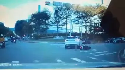 影/竹科驚悚車禍影像曝光！右轉車撞機車…女騎士有夠慘「前後輪各輾1次」