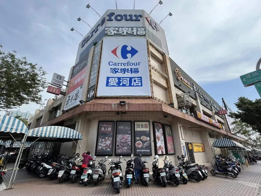 開店27年！高雄家樂福愛河店驚傳熄燈～網嘆「家樂福也要變時代的眼淚了嗎」