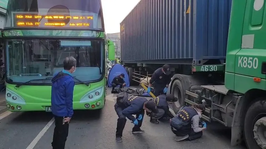 快訊/台南永康發生死亡車禍！女騎士疑遭大貨車輾斃