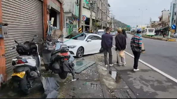 影/恍神！龜山20歲男駕駛突失控撞上檳榔攤　路旁汽機車也遭殃