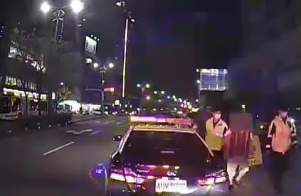 快訊/台中狂風襲市區！吹垮施工圍籬…釀1傷