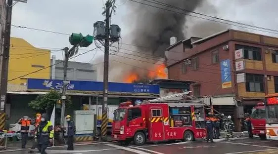 快訊／內湖倉庫大火！濃煙不斷上班民眾側目　現場多輛消防車灌救中