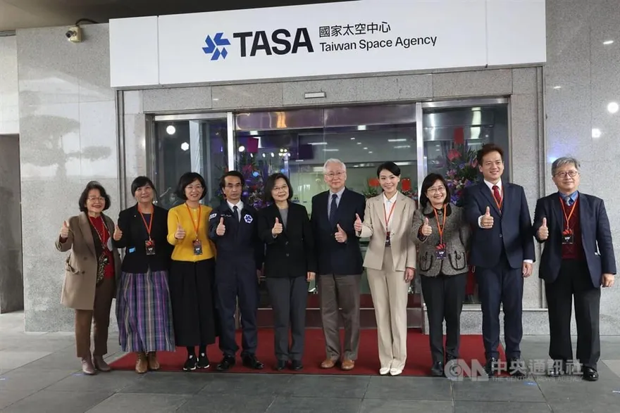 國家太空中心揭牌「蔡英文首同台高虹安」　雙方互動曝光
