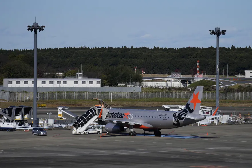 影/日客機飛行中突接通知「有爆裂物」！飛機緊急迫降名古屋　149名乘客乘逃生梯疏散