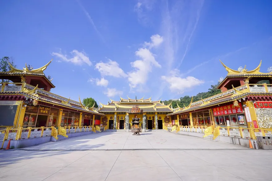 初一走春拜廟！這裡「迎富送窮」…六色筊杯求發財金