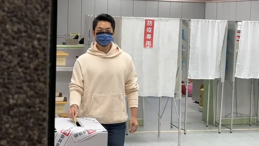 北市立委補選/蔣萬安凌晨視察路平工程　早起到永安國小投票