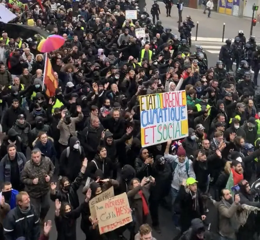 影/法國巴黎爆2023年首場「黃背心」示威　物價大漲百姓上街頭要馬克宏下台