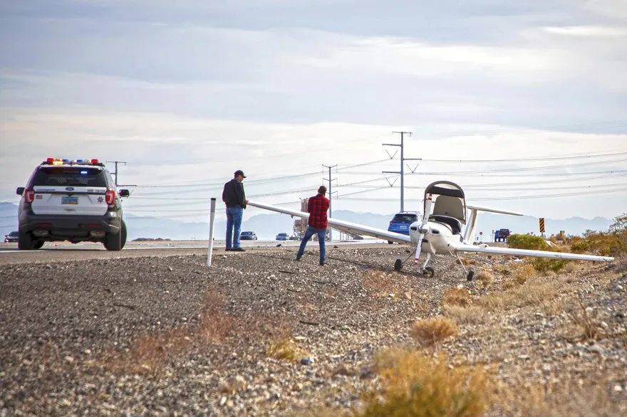 飛來橫禍！小飛機故障迫降拉斯維加斯公路　休旅車衰遭撞釀3傷