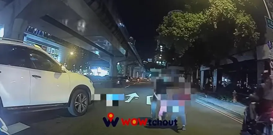 恐怖行人地獄！休旅車斑馬線左轉直衝 「2行人保齡球彈飛」