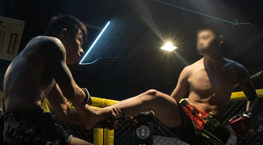 快訊/地下擂台差點打死人！高雄武館1選手格鬥重傷搏命中　送醫畫面曝