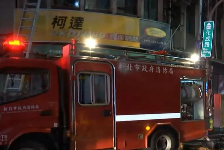新莊便當店火警！黑煙暴竄衝破窗　三代5口受困…母抱兒趴窗呼救