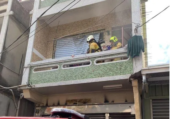 快訊/火舌猛竄黑煙蔓延…高雄透天厝火警！3人慘受困　消防急搶救