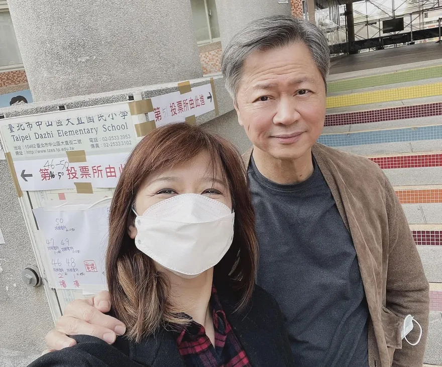 北市立委補選/墨鏡戴好！中天美女主播周玉琴偕夫「放閃」投票去